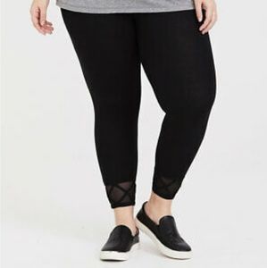 Torrid Black Lattice Crop Legging

11627676